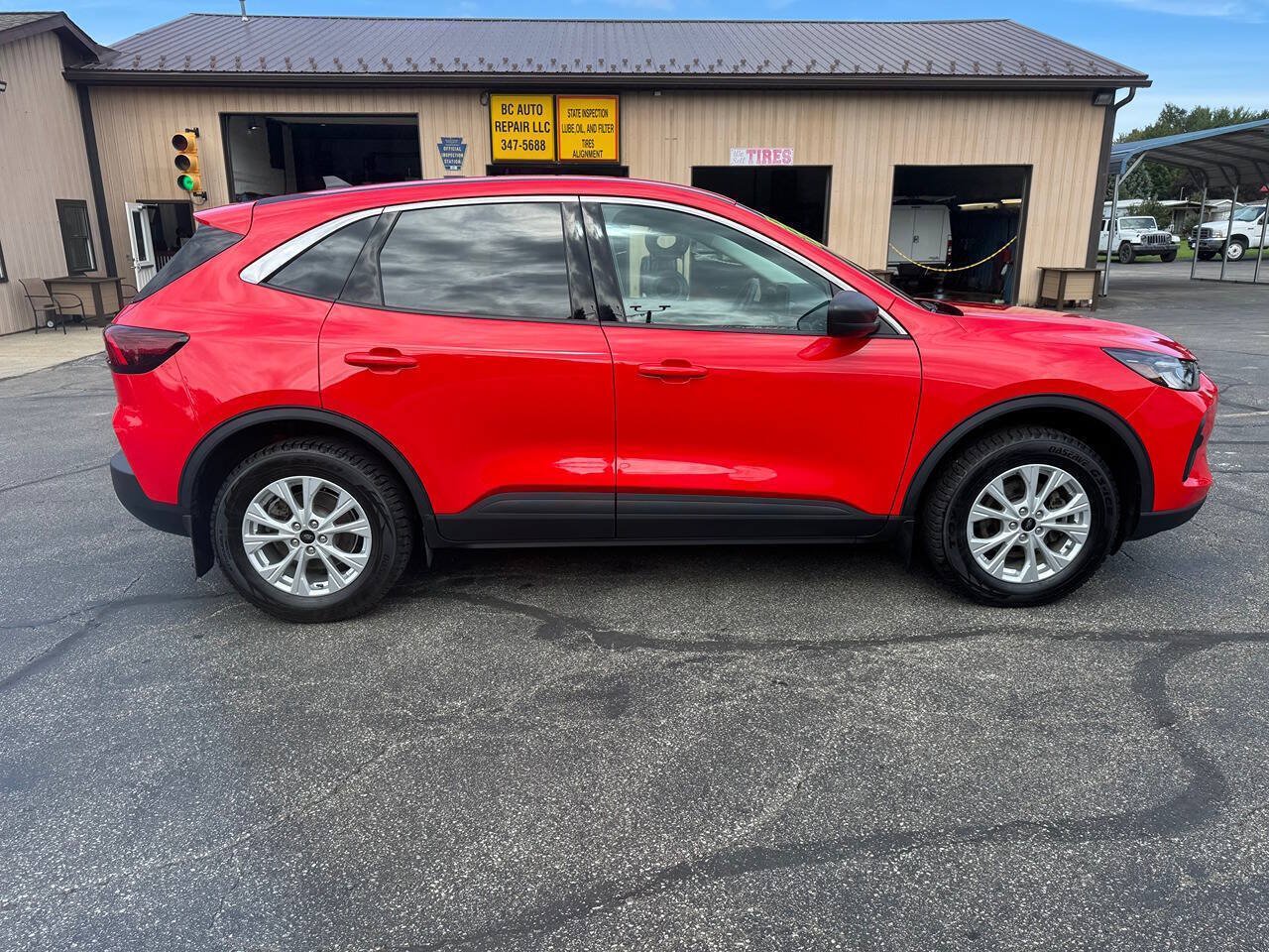 Used 2024 Ford Escape Active AWD/4WD image 3