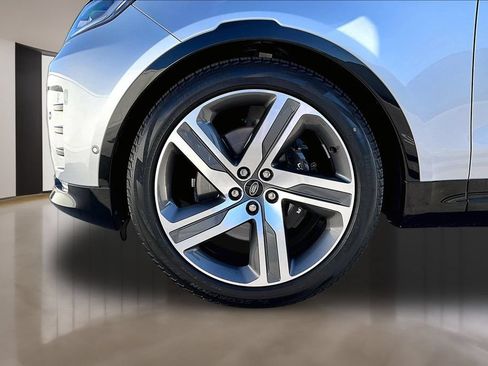 Certified 2023 Land Rover Discovery Metropolitan Edition AWD/4WD image 32