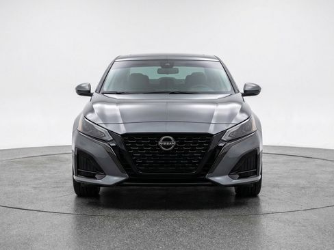 Used 2025 Nissan Altima 2.5 SV FWD image 2