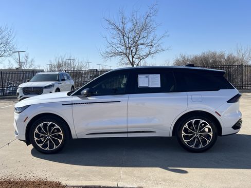 Certified 2025 Lincoln Nautilus Reserve image 4