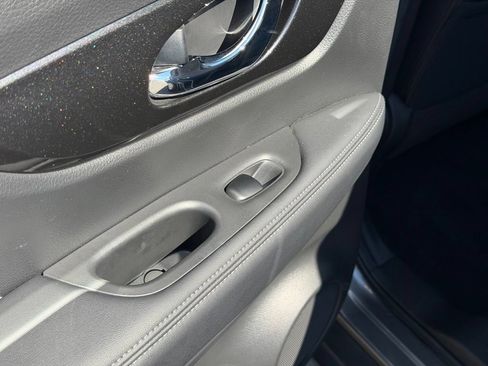 Used 2018 Nissan Rogue S FWD image 18