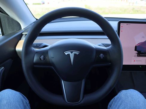 Used 2022 Tesla Model Y Long Range image 14