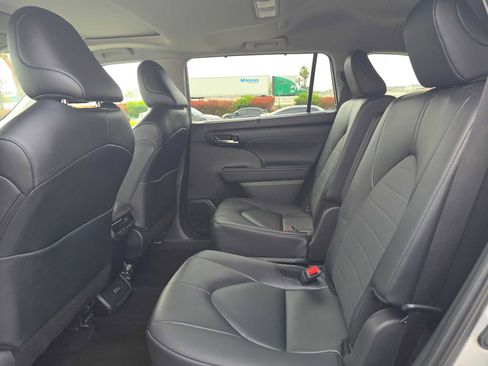 Certified 2025 Toyota Highlander XLE FWD image 18