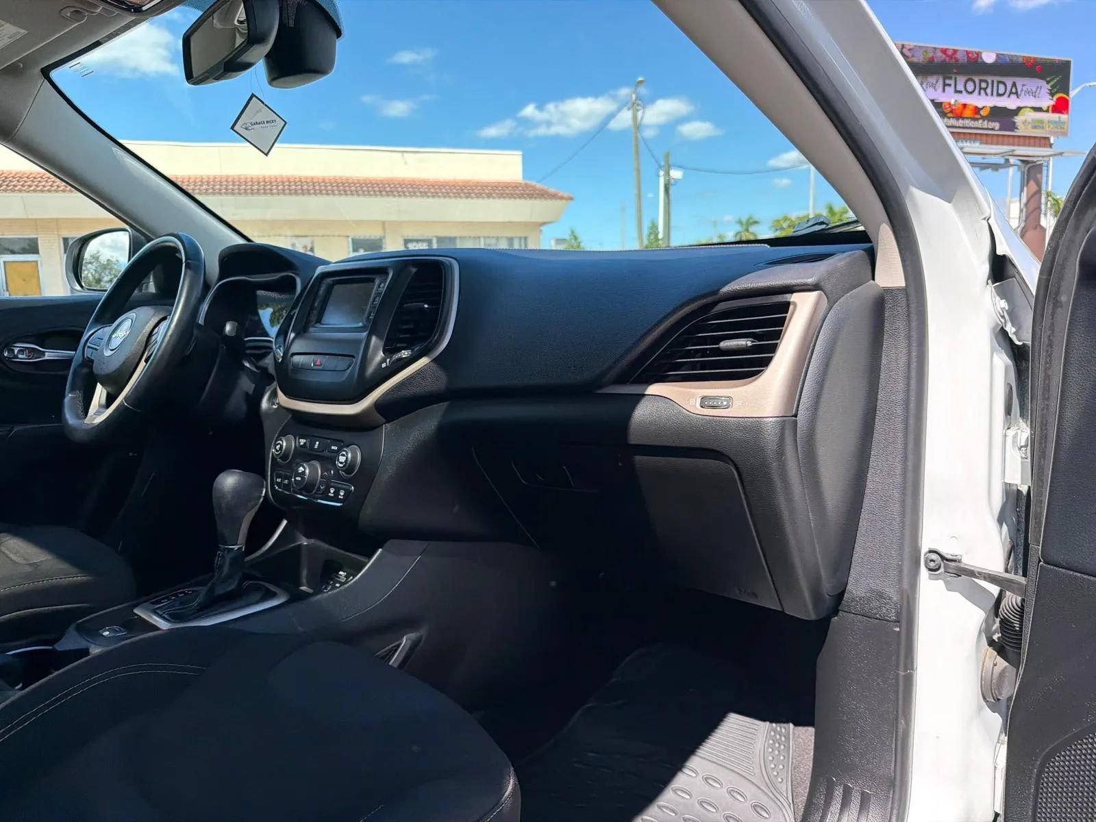 Used 2015 Jeep Cherokee Latitude w/ Comfort/Convenience Group FWD image 29