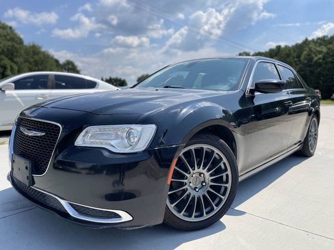 Used 2017 Chrysler 300 Limited RWD image 3