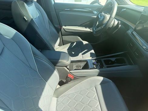 Used 2025 Volkswagen Tiguan SEL R-Line AWD/4WD image 3