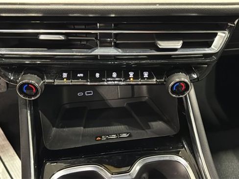 Used 2025 Chevrolet Traverse LT image 31