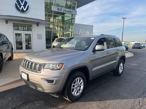 Used 2018 Jeep Grand Cherokee Laredo AWD/4WD image 2