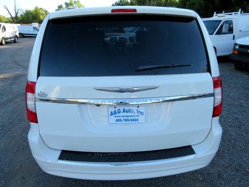 Used 2013 Chrysler Town & Country Touring image 5