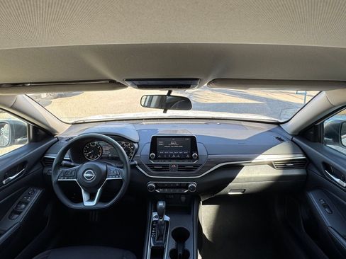 Used 2025 Nissan Altima 2.5 SV FWD image 34