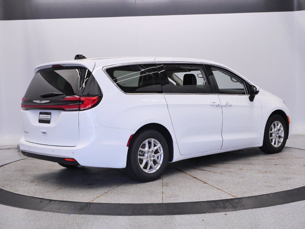 Certified 2023 Chrysler Pacifica Touring-L FWD image 6