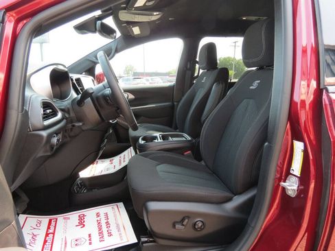 Used 2021 Chrysler Pacifica Touring AWD/4WD image 10