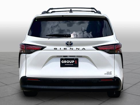 Used 2021 Toyota Sienna XLE FWD image 5