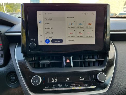 Used 2024 Toyota Corolla Cross LE w/ Moonroof Package FWD image 19