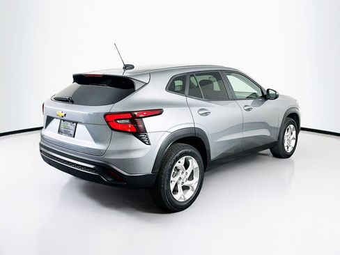 Used 2025 Chevrolet Trax LS w/ LS Convenience Package image 9