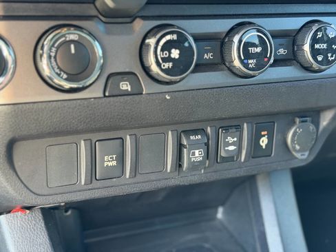 Used 2018 Toyota Tacoma TRD Sport image 40