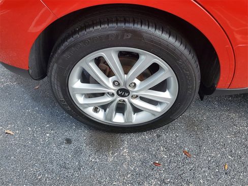 Used 2017 Kia Soul + image 7