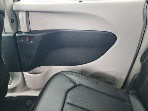 Used 2023 Chrysler Pacifica Touring-L FWD image 24