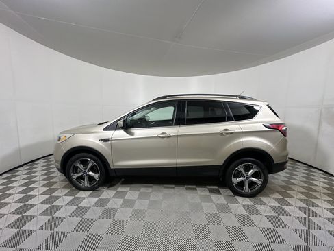 Used 2017 Ford Escape SE w/ Equipment Group 201A image 4