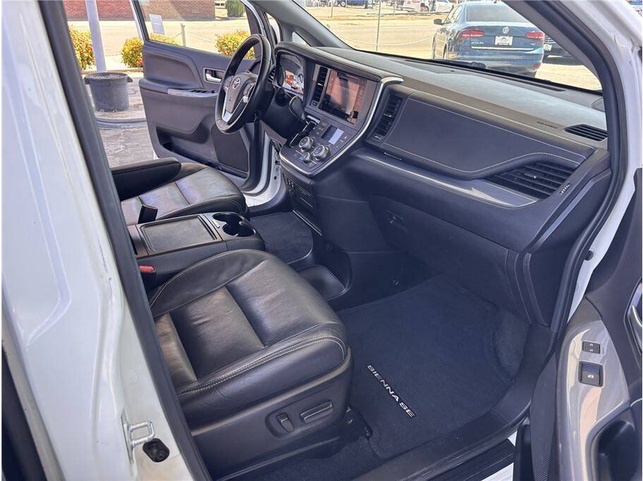 Used 2017 Toyota Sienna SE w/ SE Preferred Package FWD image 15