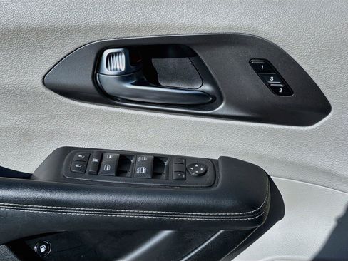 Used 2023 Chrysler Pacifica Touring-L FWD image 17