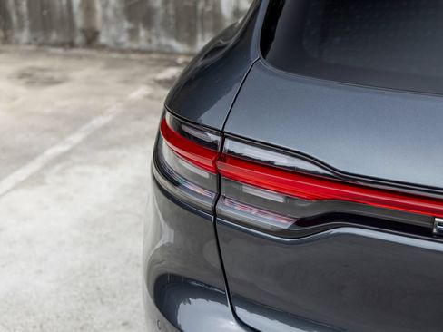 Certified 2023 Porsche Macan AWD/4WD image 21