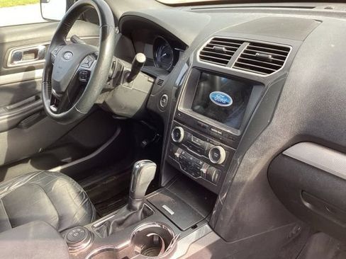 Used 2017 Ford Explorer XLT w/ Equipment Group 202A AWD/4WD image 22