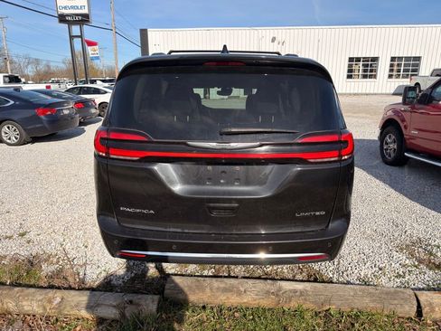 Used 2023 Chrysler Pacifica Limited image 8