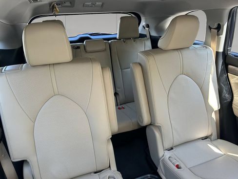 Used 2025 Toyota Highlander Limited AWD/4WD image 18