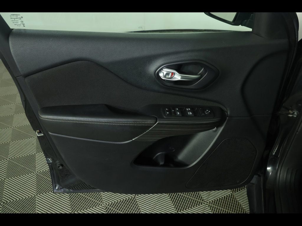 Used 2015 Jeep Cherokee Latitude AWD/4WD image 11