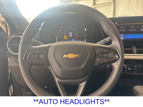 Used 2025 Chevrolet Trax LT FWD image 9