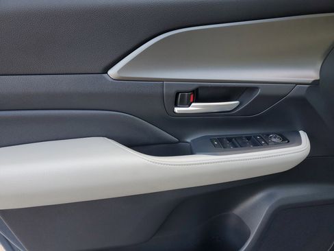 Certified 2025 Toyota Grand Highlander FWD image 20