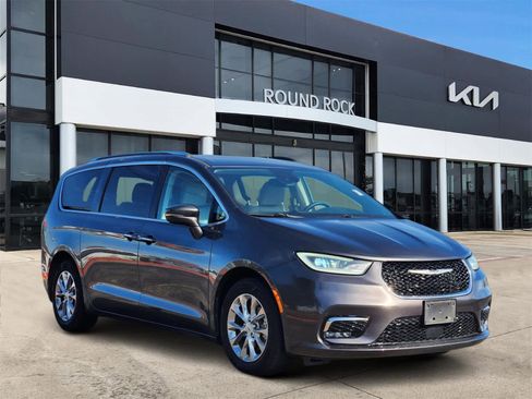 Used 2021 Chrysler Pacifica Touring-L image 3