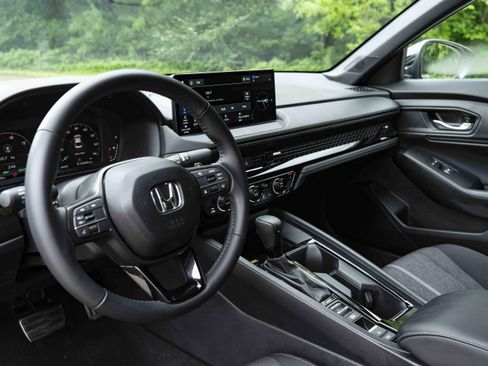 Used 2025 Honda Accord Sport image 16