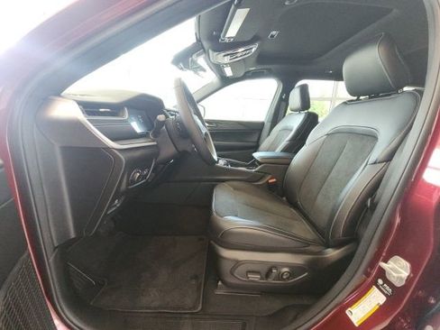 New 2025 Jeep Grand Cherokee L Altitude RWD image 30