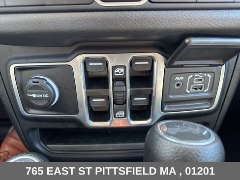 Used 2024 Jeep Wrangler Unlimited w/ Convenience Group AWD/4WD image 20