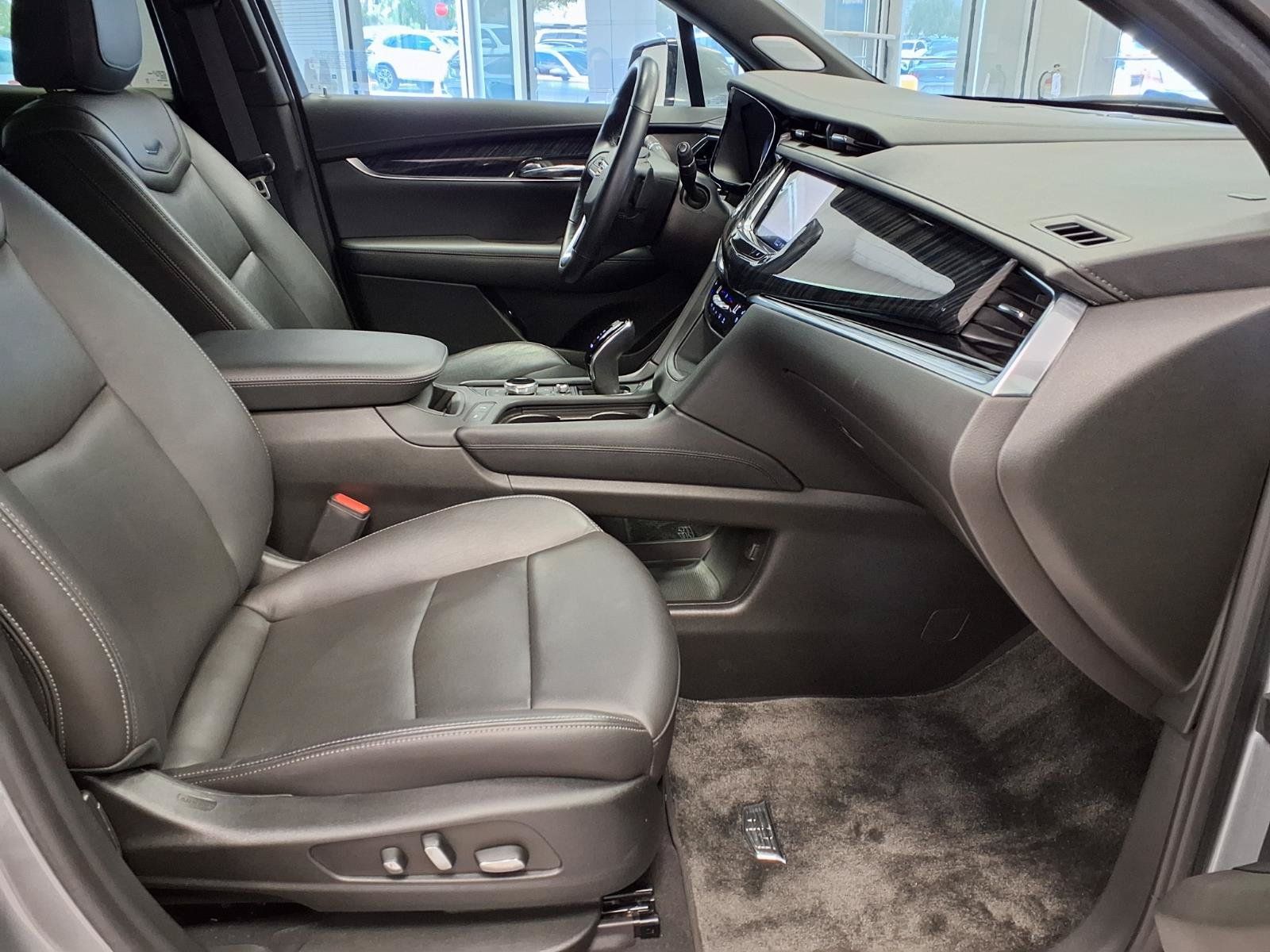 Certified 2025 Cadillac XT6 Premium Luxury FWD image 10