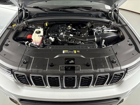 Used 2025 Jeep Grand Cherokee L Laredo image 48