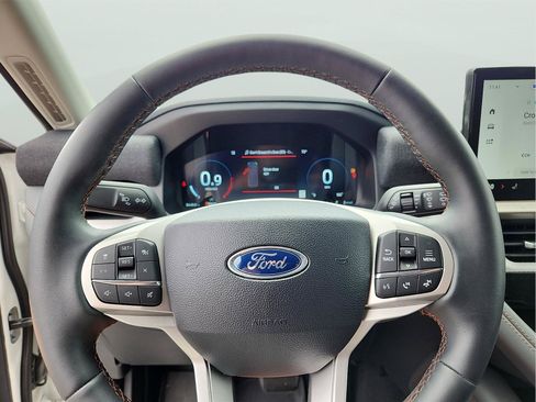 Used 2025 Ford Explorer Active AWD/4WD image 16