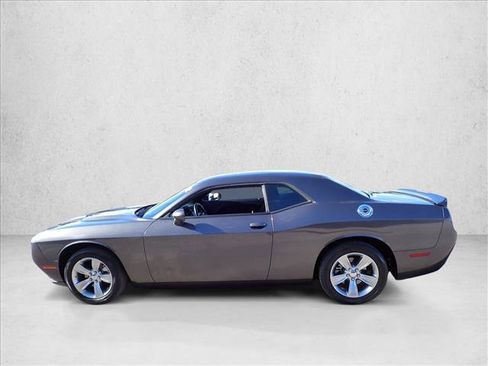 Used 2022 Dodge Challenger SXT RWD image 2