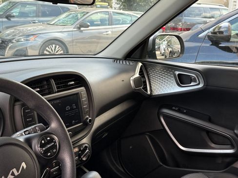 Used 2025 Kia Soul LX w/ LX Technology Package FWD image 32