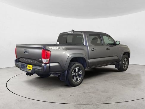 Used 2017 Toyota Tacoma TRD Sport w/ Tow Package (A/T) AWD/4WD image 5