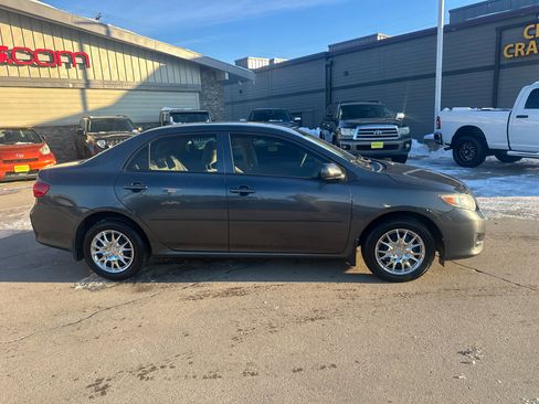 Used 2010 Toyota Corolla LE image 2