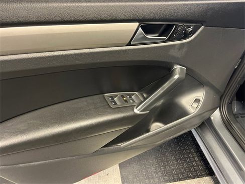 Used 2021 Volkswagen Passat 2.0T SE image 5