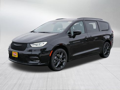 New 2026 Chrysler Pacifica Select image 3