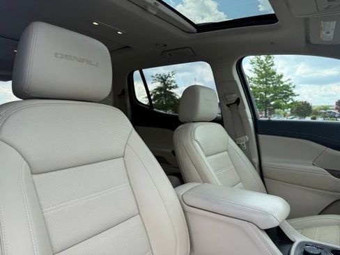 Used 2022 GMC Acadia Denali w/ Denali Ultimate Package FWD image 10