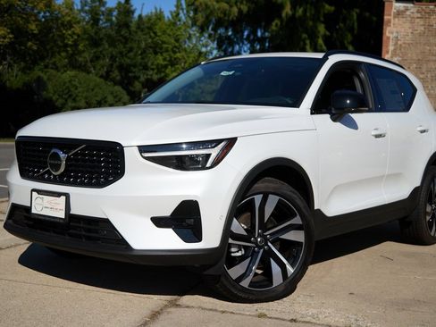 New 2025 Volvo XC40 B5 Plus w/ Climate Package image 2