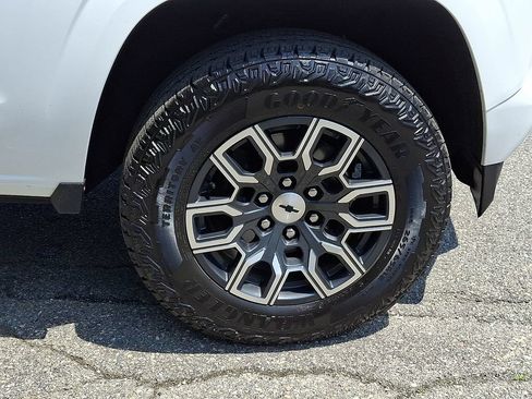 Used 2023 Chevrolet Colorado Z71 w/ Z71 Convenience Package 2 AWD/4WD image 9