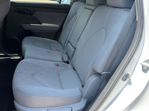 Used 2023 Toyota Highlander L FWD image 12