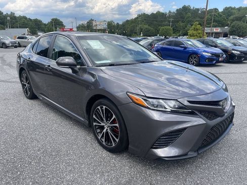 Used 2018 Toyota Camry SE w/ Moonroof Package FWD image 6